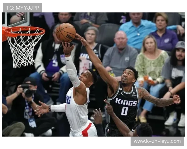 国王莱尔斯突破成功,侧翼翻身跳投 国王莱尔斯突破成功,侧翼翻身跳投